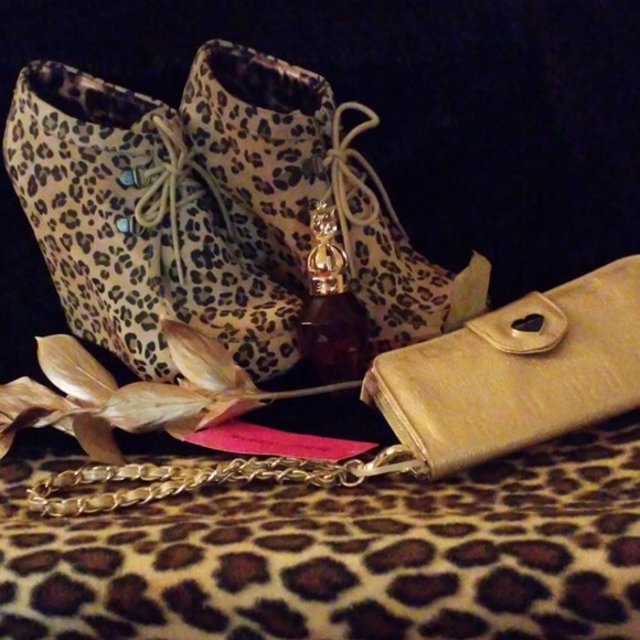 Betsey Johnson Shoes - 🎉HP 9/10🎉Betsy Johnson Leopard Platform